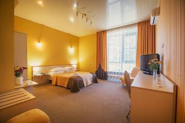 Фото номера  Двухместный номер Комфорт с 1 кроватью Гостиница Topaz Hotel г. Каменск-Уральский 4